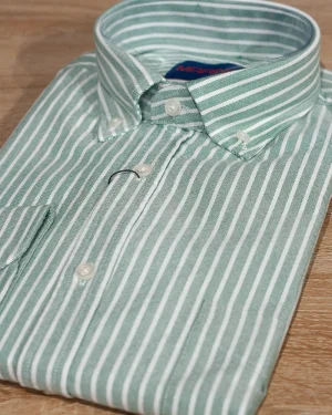 CAMISA OXFORD FONDO VERDE Y RAYAS BLANCAS
