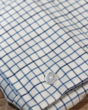 CAMISA VIYELA A CUADROS CON CUELLO CUTAWAY